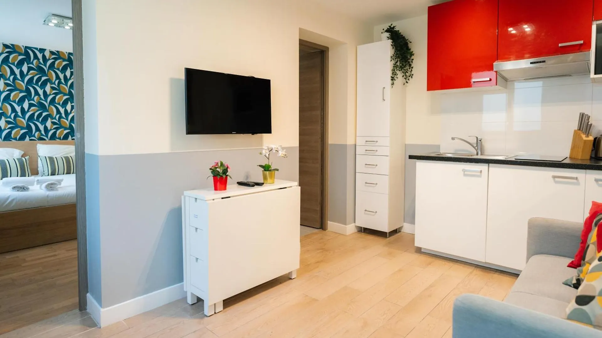 Stunning Modern Red Apartment Near Bastille-Marais Paris