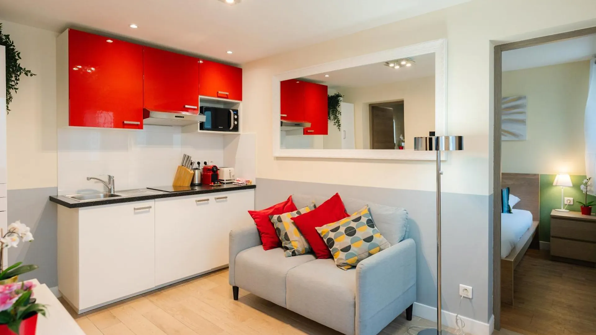 Stunning Modern Red Apartment Near Bastille-Marais Paris