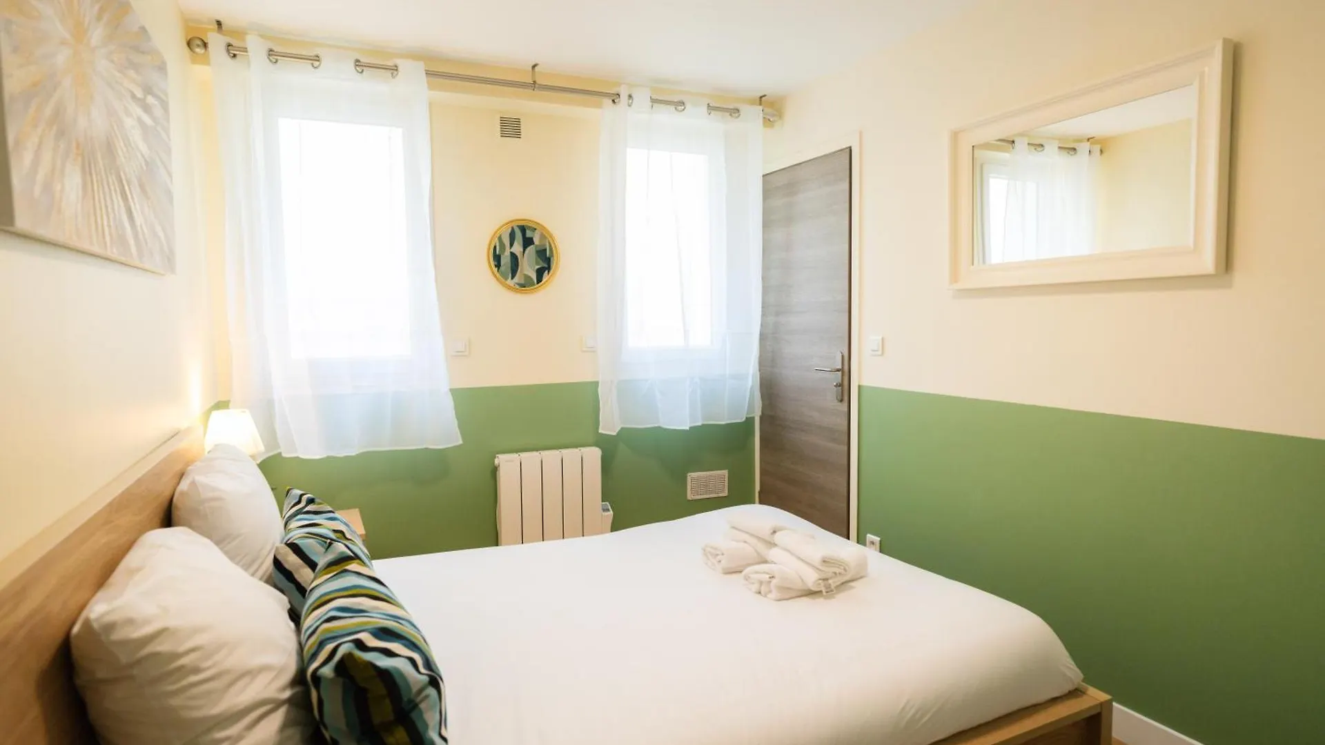 פריז Stunning Modern Red Apartment Near Bastille-Marais 0*,