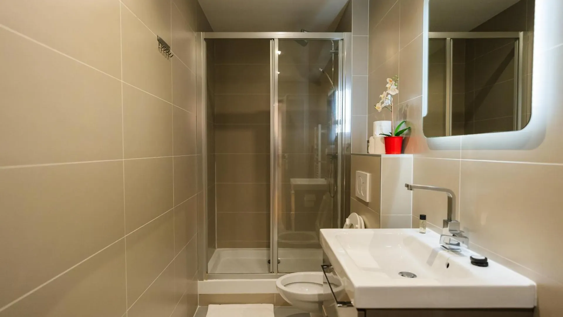 פריז Stunning Modern Red Apartment Near Bastille-Marais צרפת