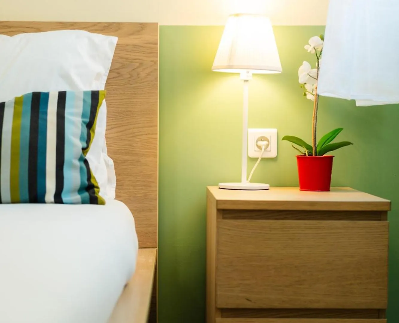 פריז Stunning Modern Red Apartment Near Bastille-Marais צרפת