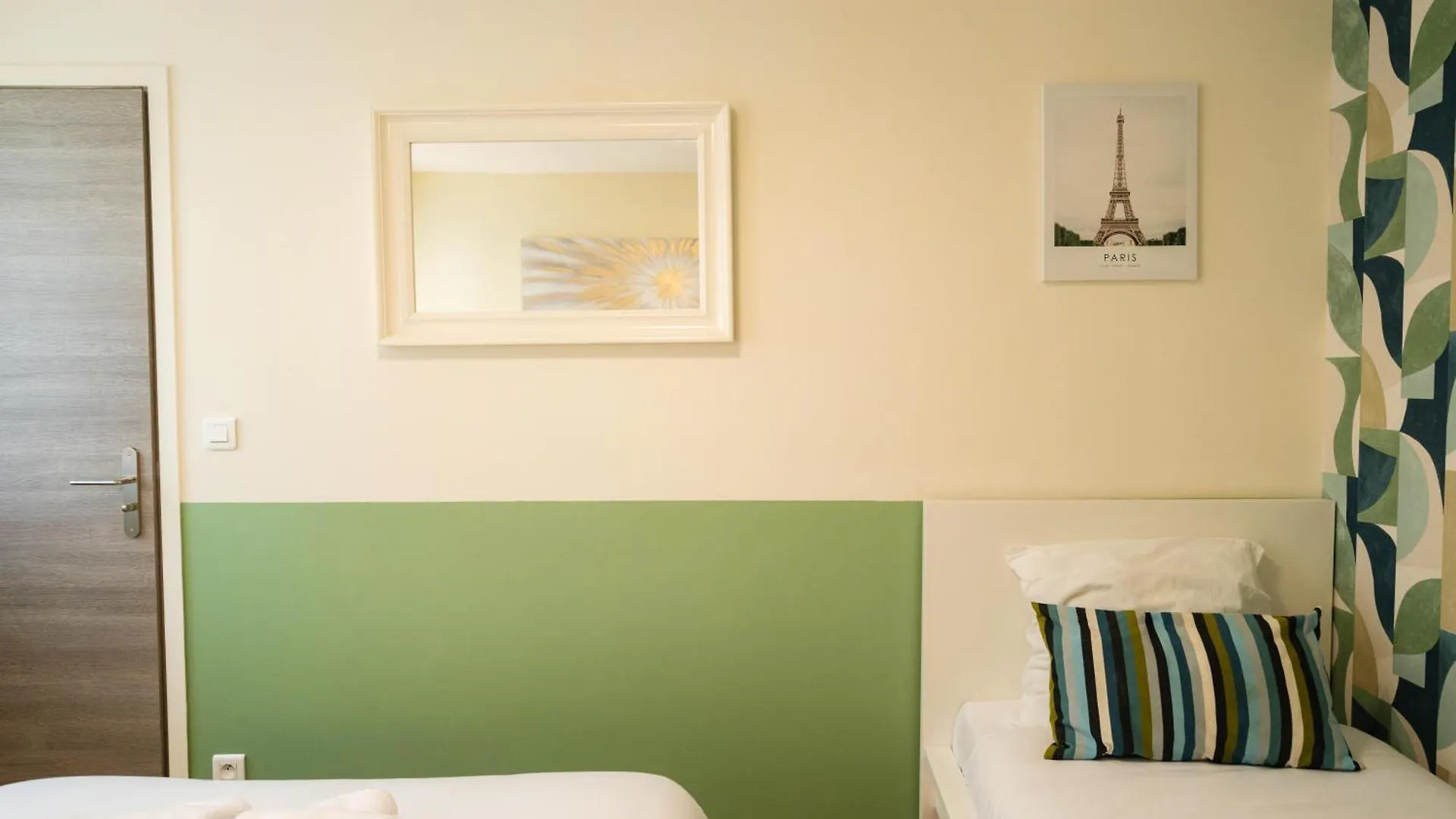 פריז Stunning Modern Red Apartment Near Bastille-Marais