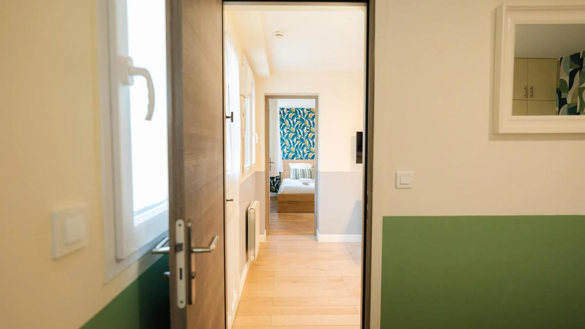 פריז Stunning Modern Red Apartment Near Bastille-Marais