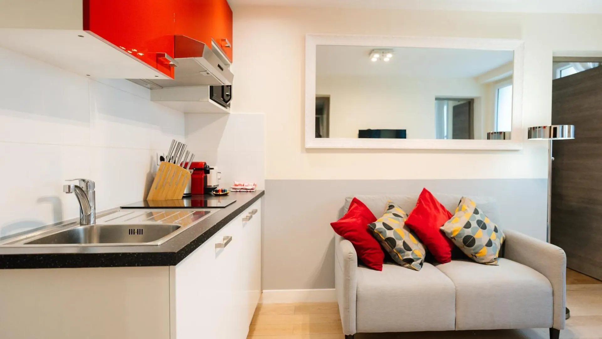 פריז Stunning Modern Red Apartment Near Bastille-Marais