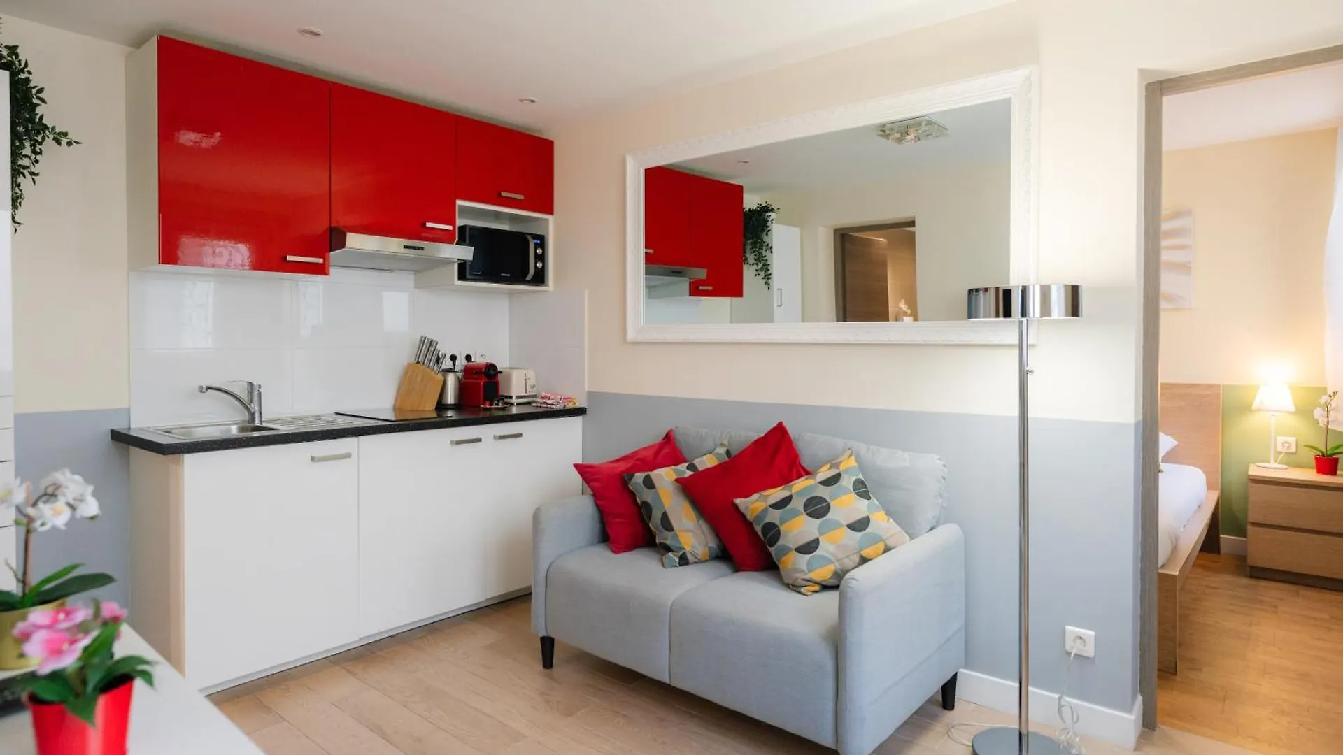 פריז Stunning Modern Red Apartment Near Bastille-Marais צרפת