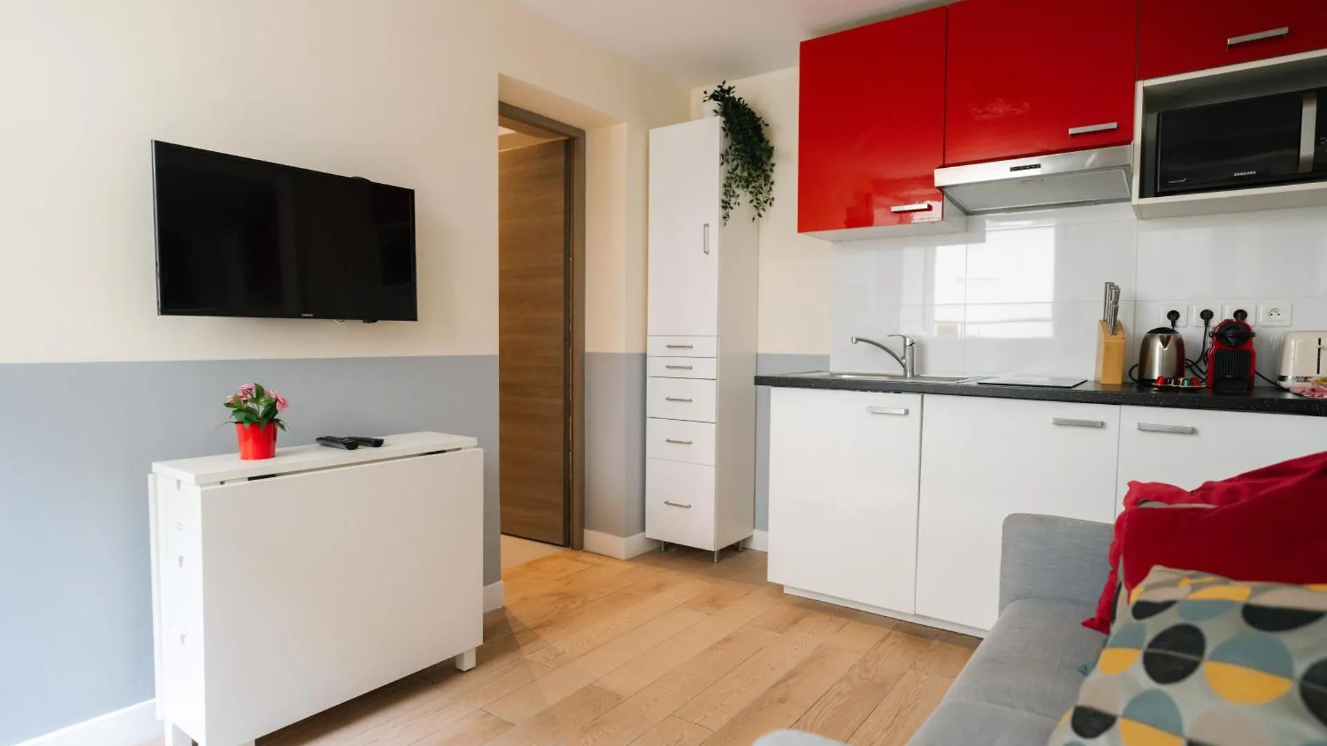 Stunning Modern Red Apartment Near Bastille-Marais Paris