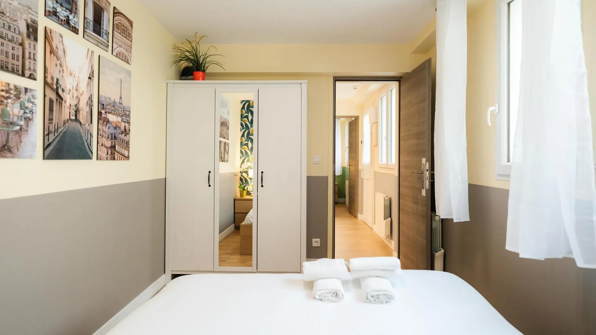 Stunning Modern Red Apartment Near Bastille-Marais Paris