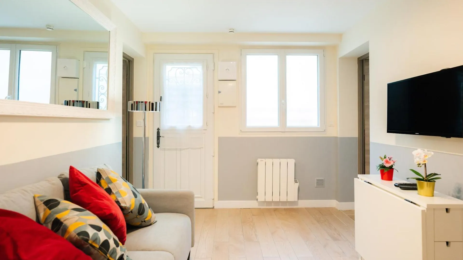 Stunning Modern Red Apartment Near Bastille-Marais Paris France