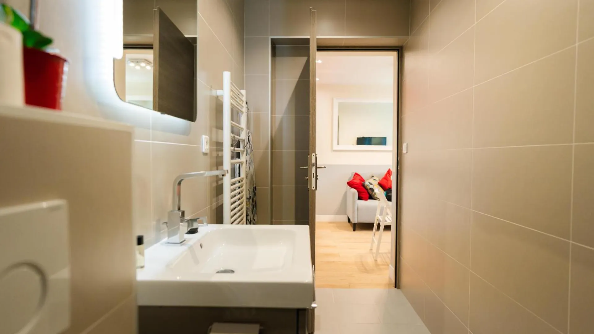 Stunning Modern Red Apartment Near Bastille-Marais Paris